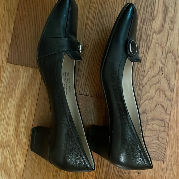 Naturalizer Black Heels with Squared Toe 

@maxbags - Picture 4 of 4